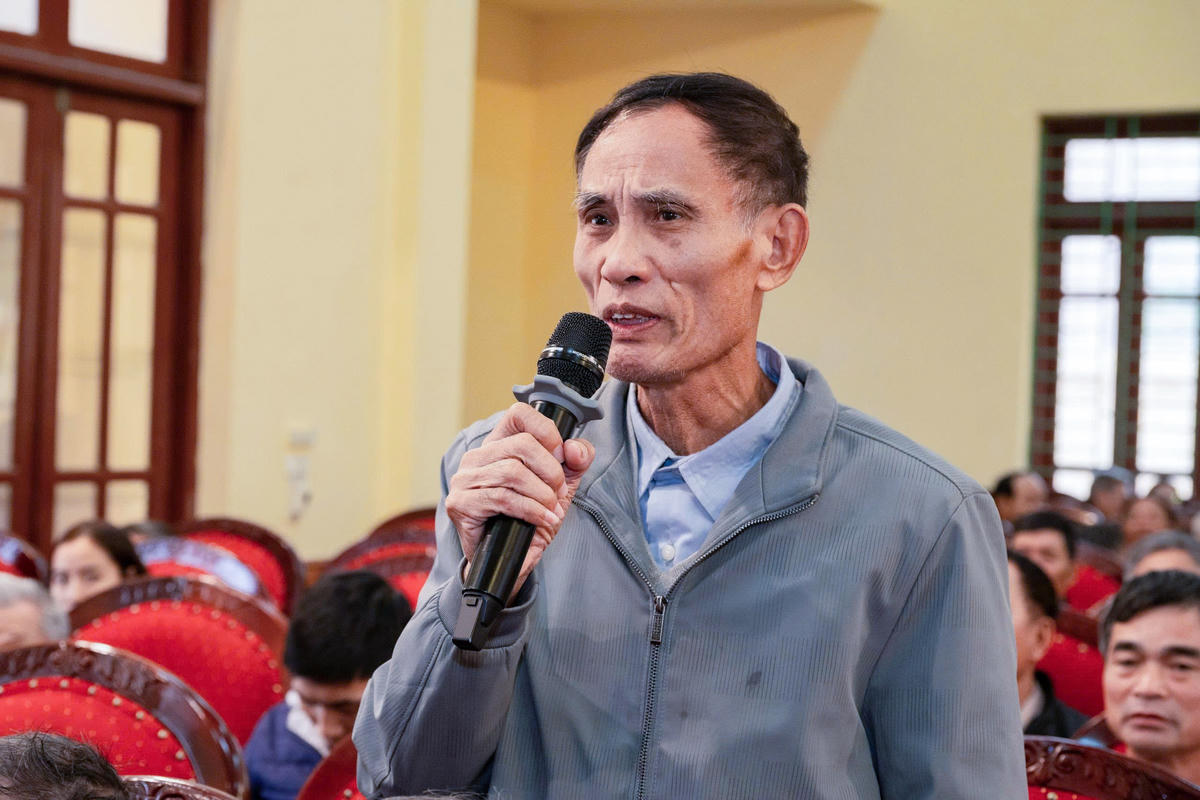 Cử tri bày tỏ sự tin tưởng với các cam kết của các ứng cử viên ứng cử ĐBQH khóa XV. Ảnh: Trọng Hiếu.