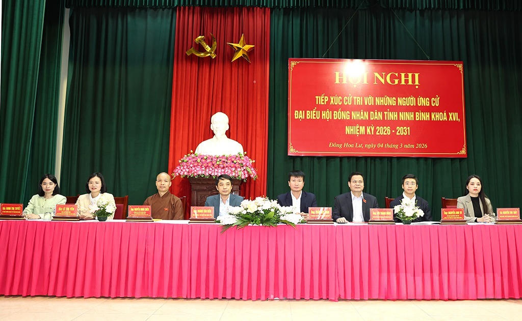 Bí thư Tỉnh ủy Ninh Bình Trần Huy Tuấn cùng 7 ứng cử viên tham gia tiếp xúc cử tri tại đơn vị bầu cử số 8. Ảnh: Minh Quang