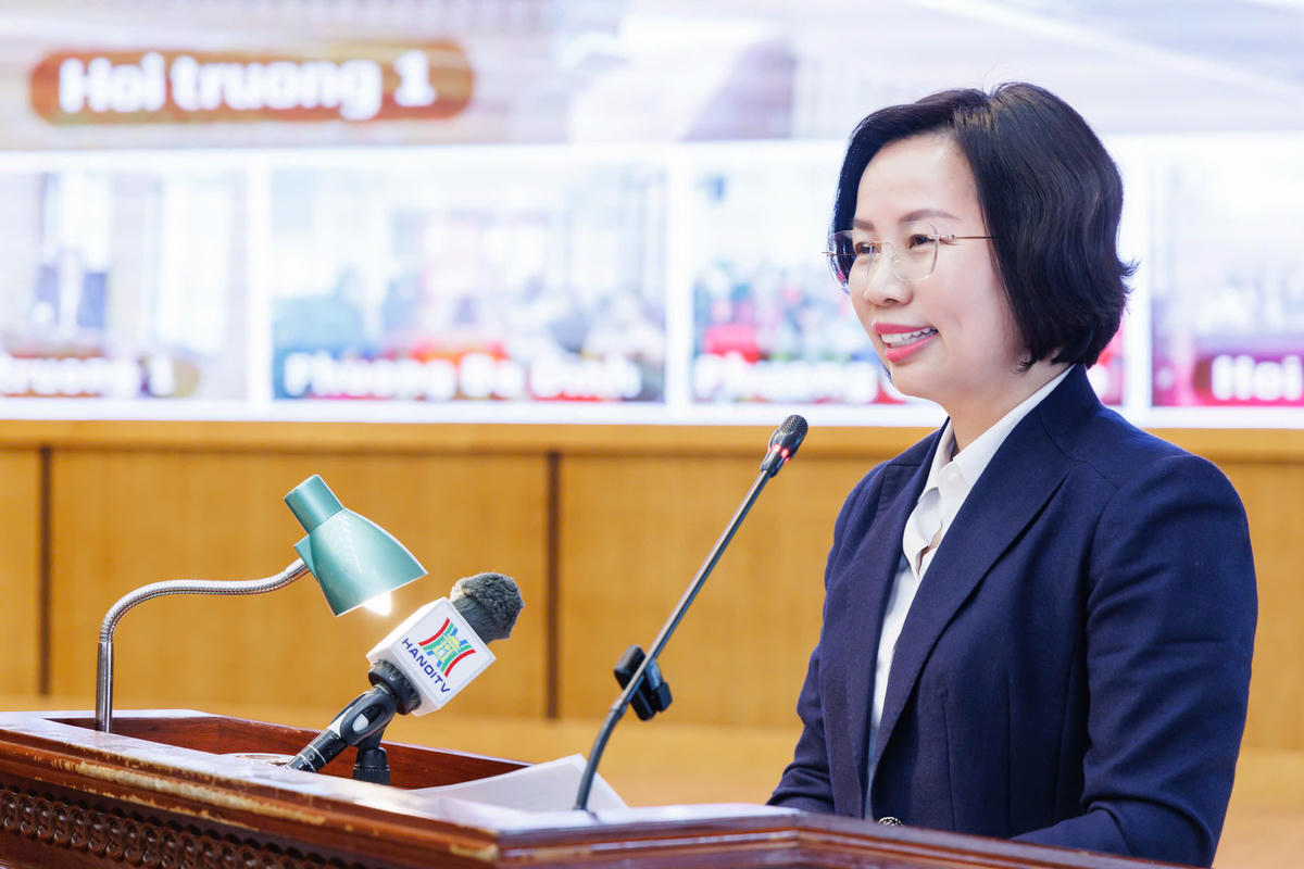 Bà Bùi Huyền Mai, Chủ tịch Ủy ban MTTQ Việt Nam thành phố Hà Nội trình bày chương trình hành động tại hội nghị tiếp xúc cử tri. Ảnh: Quang Vinh