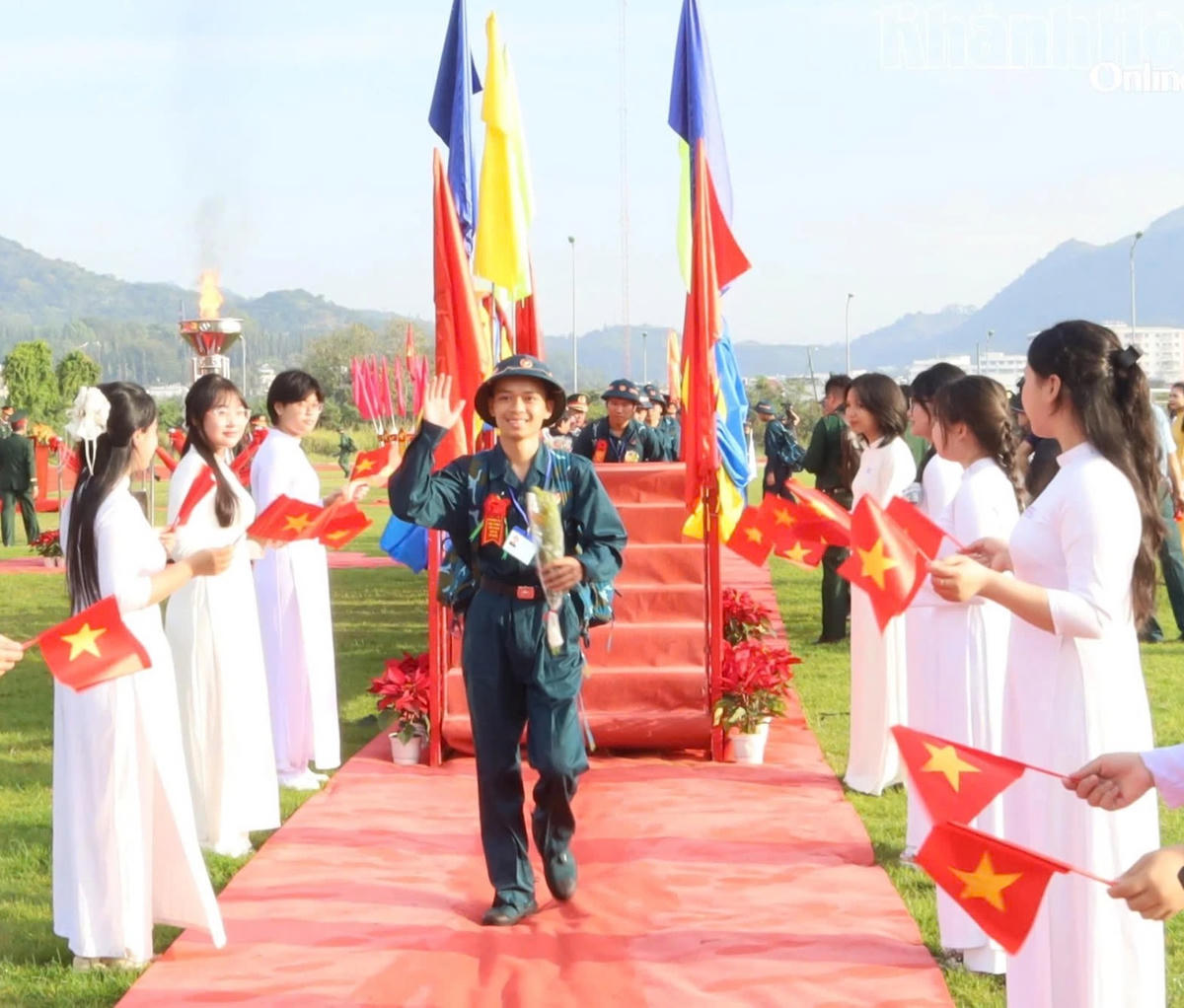 Tiễn các tân binh lên đường nhập ngũ. Ảnh X.H