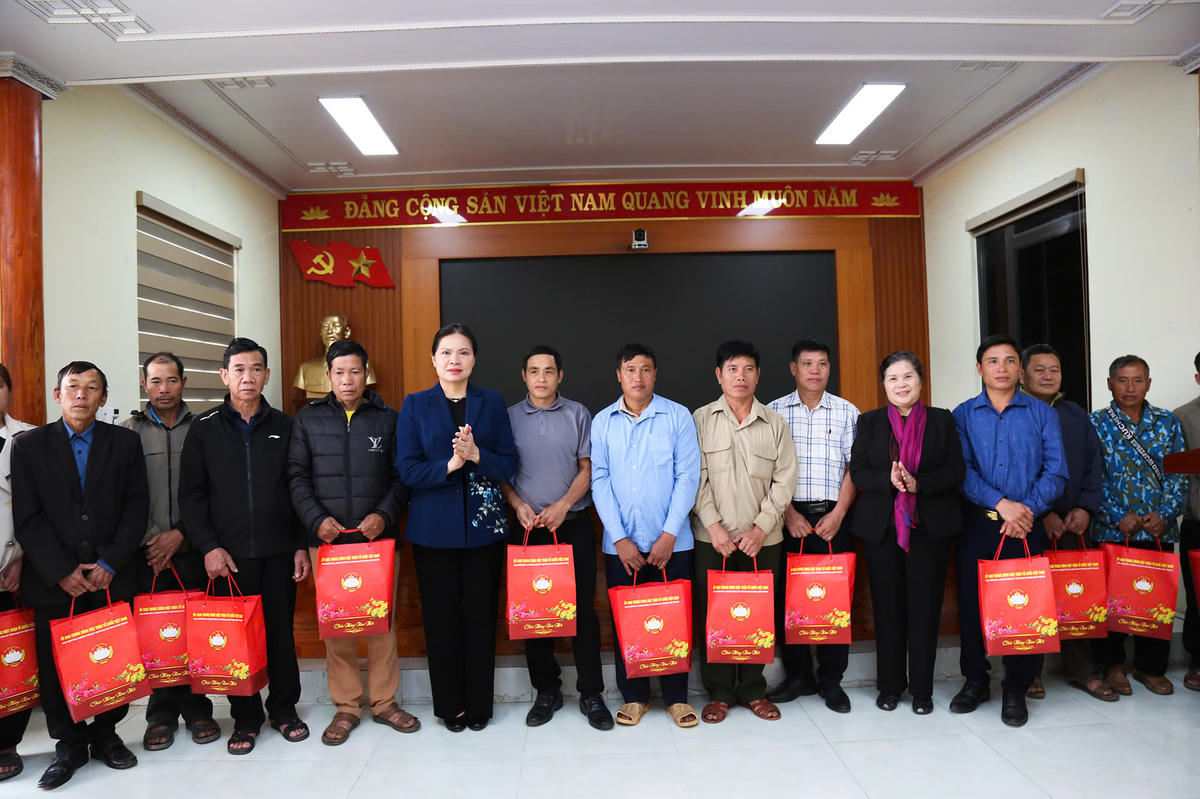 Phó Chủ tịch - Tổng Thư ký Ủy ban Trung ương MTTQ Việt Nam Hà Thị Nga và Chủ tịch HĐND tỉnh, Trưởng đoàn Đại biểu Quốc hội tỉnh Lai Châu Giàng Páo Mỷ chụp ảnh lưu niệm cùng nhân dân xã Nậm Sỏ.. 