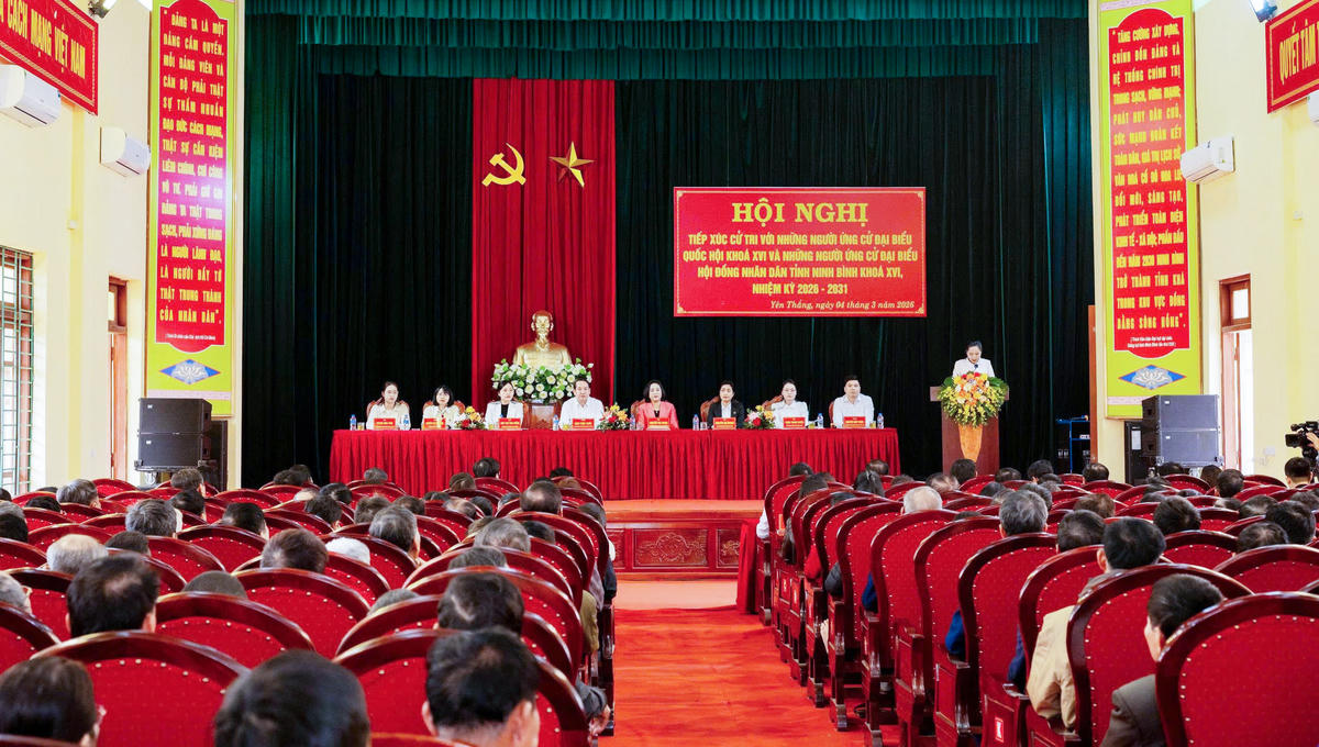 Toàn cảnh hội nghị tiếp xúc cử tri tại đơn vị bầu cử số 4, tỉnh Ninh Bình. Ảnh: Trọng Hiếu.