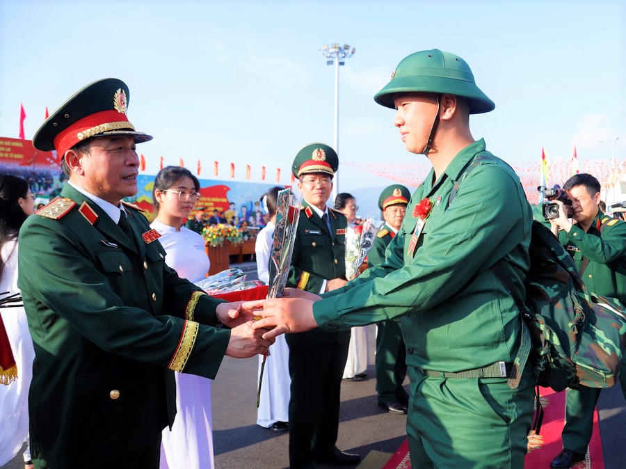 Thượng tướng Trương Thiên Tô trao hoa, gửi gắm niềm tin tới các tân binh tại Lễ giao, nhận quân. Ảnh: HP.