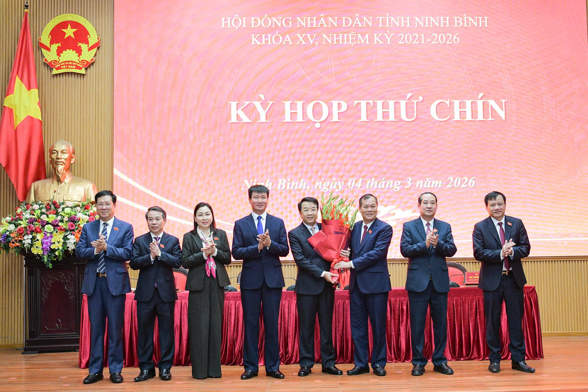 Thường trực Tỉnh ủy, Thường trực HĐND tỉnh Ninh Bình tặng hoa chúc mừng Chủ tịch UBND tỉnh Nguyễn Thanh Bình. Ảnh: Trường Giang