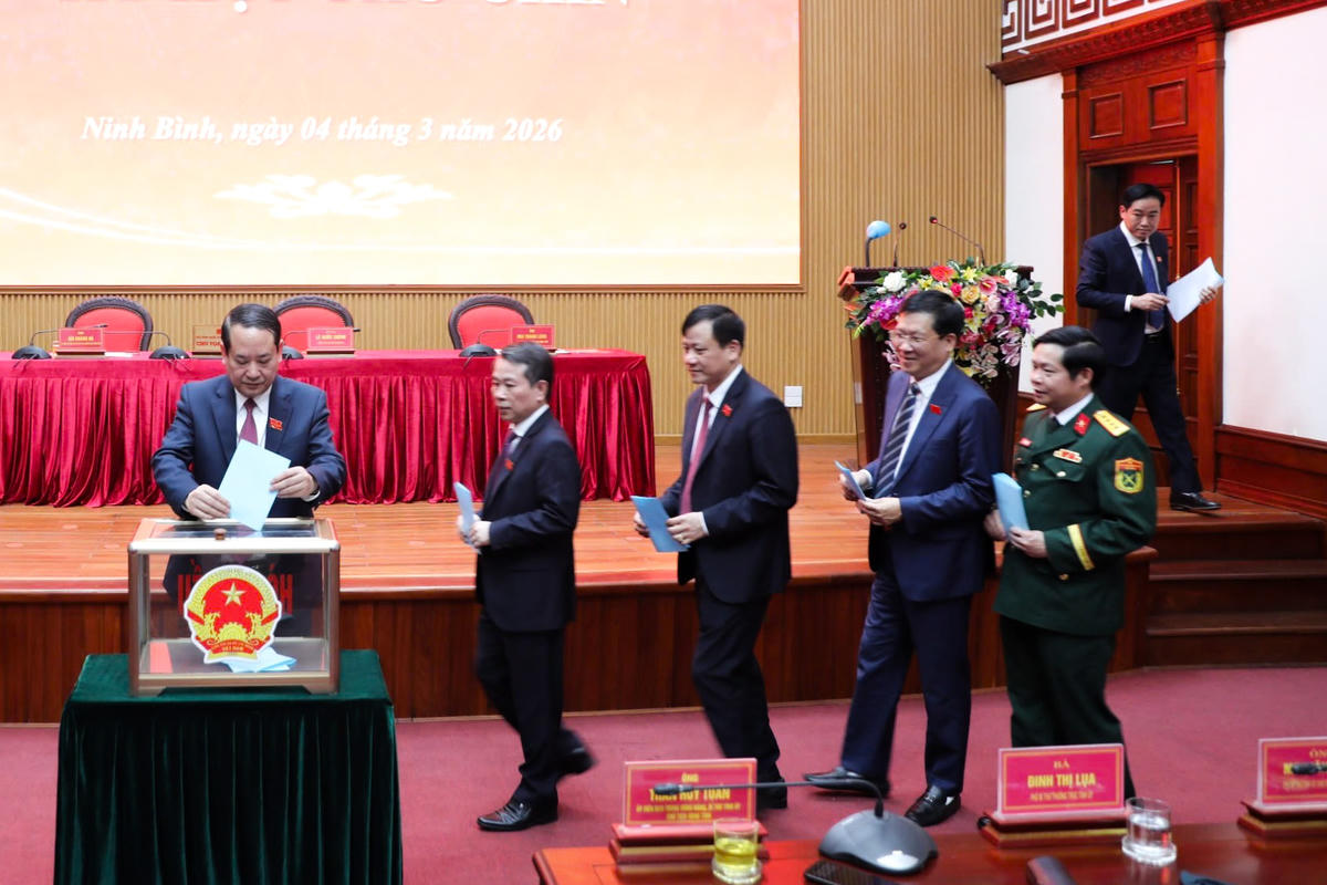 Các đại biểu bỏ phiếu bầu chức danh Chủ tịch UBND tỉnh khóa XV, nhiệm kỳ 2021-2026. Ảnh: Thanh Tuấn