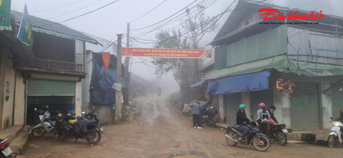 Theo báo cáo của Uỷ ban bầu cử xã Mường Lống, ngoài các ứng cử viên bầu cử Quốc hội và HĐND tỉnh, tổng số đại biểu HĐND cấp xã nhiệm kỳ 2026–2031 được bầu là 15 đại biểu; số người được giới thiệu ứng cử sau hiệp thương lần ba là 23 người.  Ngoài ra, Uỷ ban nhân dân xã Mường Lống đã rà soát, xác định các khu vực bỏ phiếu gồm 13 khu vực thuộc 7 tổ bầu cử với số lượng 3.498 cử tri. Ảnh: ĐB