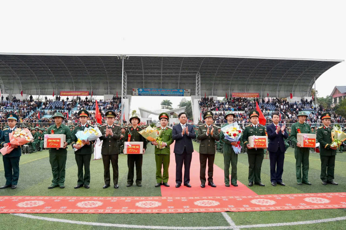 Các đại biểu tặng hoa, hiện vật cho tân binh. Ảnh: Mạnh Việt.