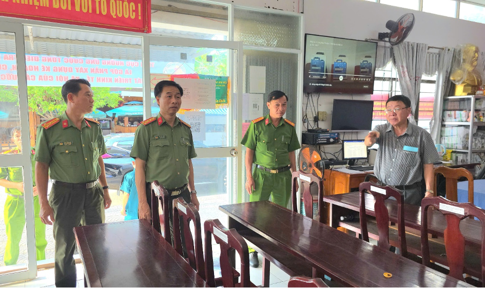 Đại tá Đào Hải Đăng – Phó Giám đốc Công an tỉnh An Giang (thứ 2 từ trái sang) kiểm tra công tác đảm bảo an ninh trật tự tại điểm bầu cử số 68 phường Rạch Giá. (ảnh: Văn Vũ)
