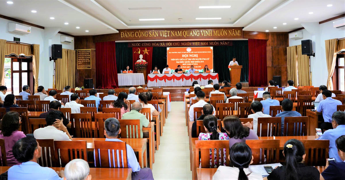 Quang cảnh hội nghị tiếp xúc cử tri, vận động bầu cử của ứng cử viên ĐBQH  khóa XVI, Đơn vị bầu cử số 5 tại các xã Tiên Phước, Thạnh Bình. Ảnh: Chí Đại.