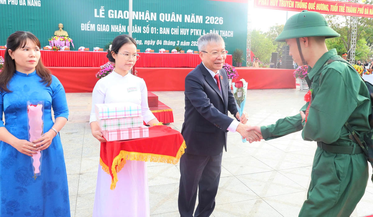 Chủ tịch HĐND TP Đà Nẵng Nguyễn Đức Dũng tặng hoa chúc mừng tân binh. Ảnh: Chí Đại.