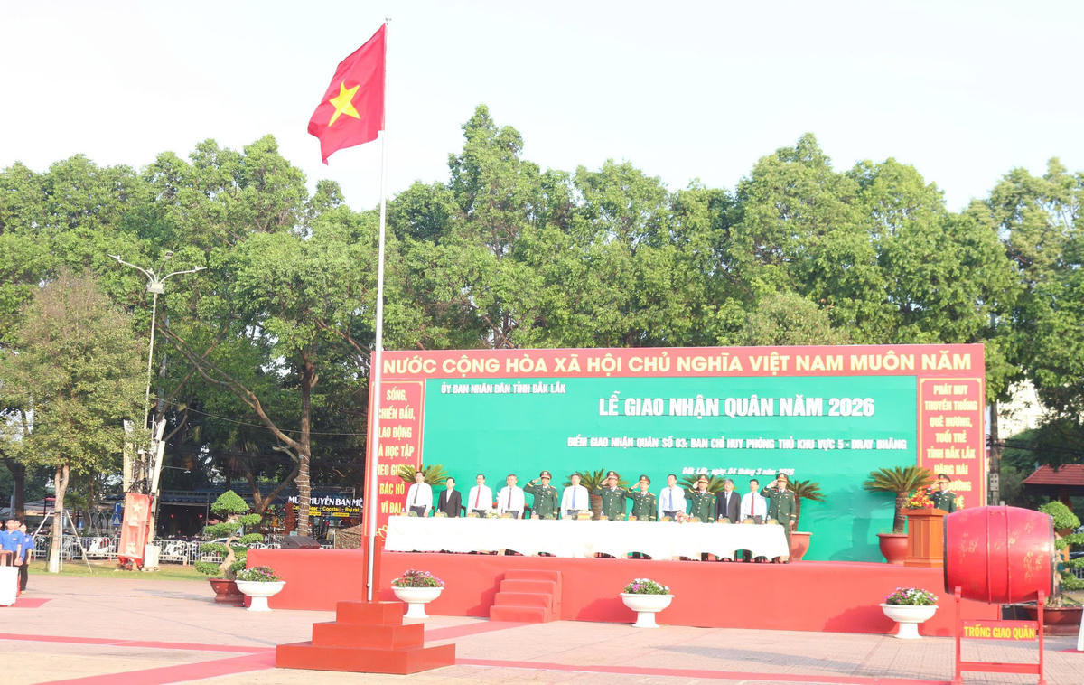 Các đại biểu dự lễ giao nhận quân. Ảnh:PD.