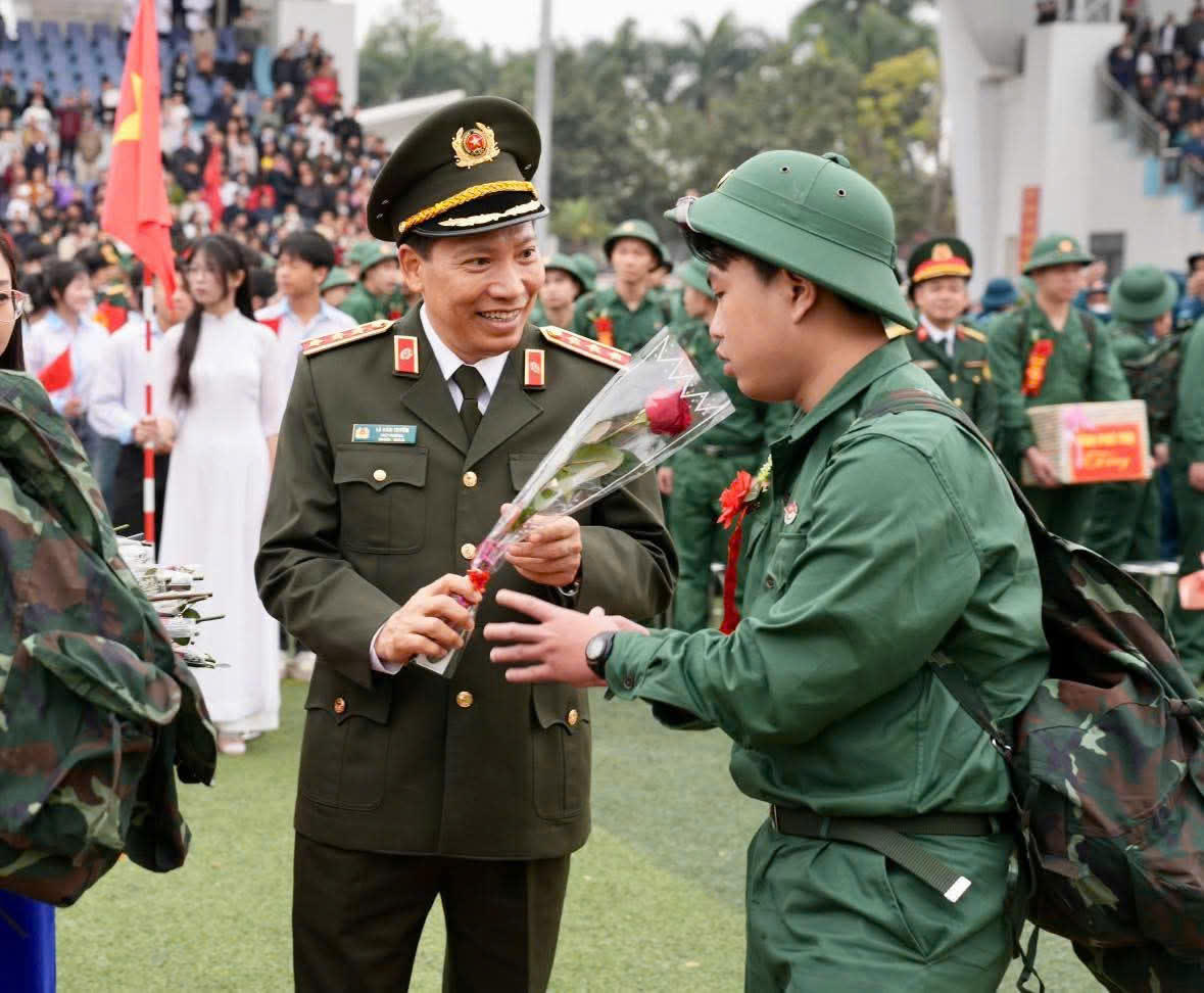 Thượng tướng Lê Văn Tuyến, Ủy viên Trung ương Đảng, Thứ trưởng Bộ Công an tặng hoa cho tân binh. Ảnh: Mạnh Việt.