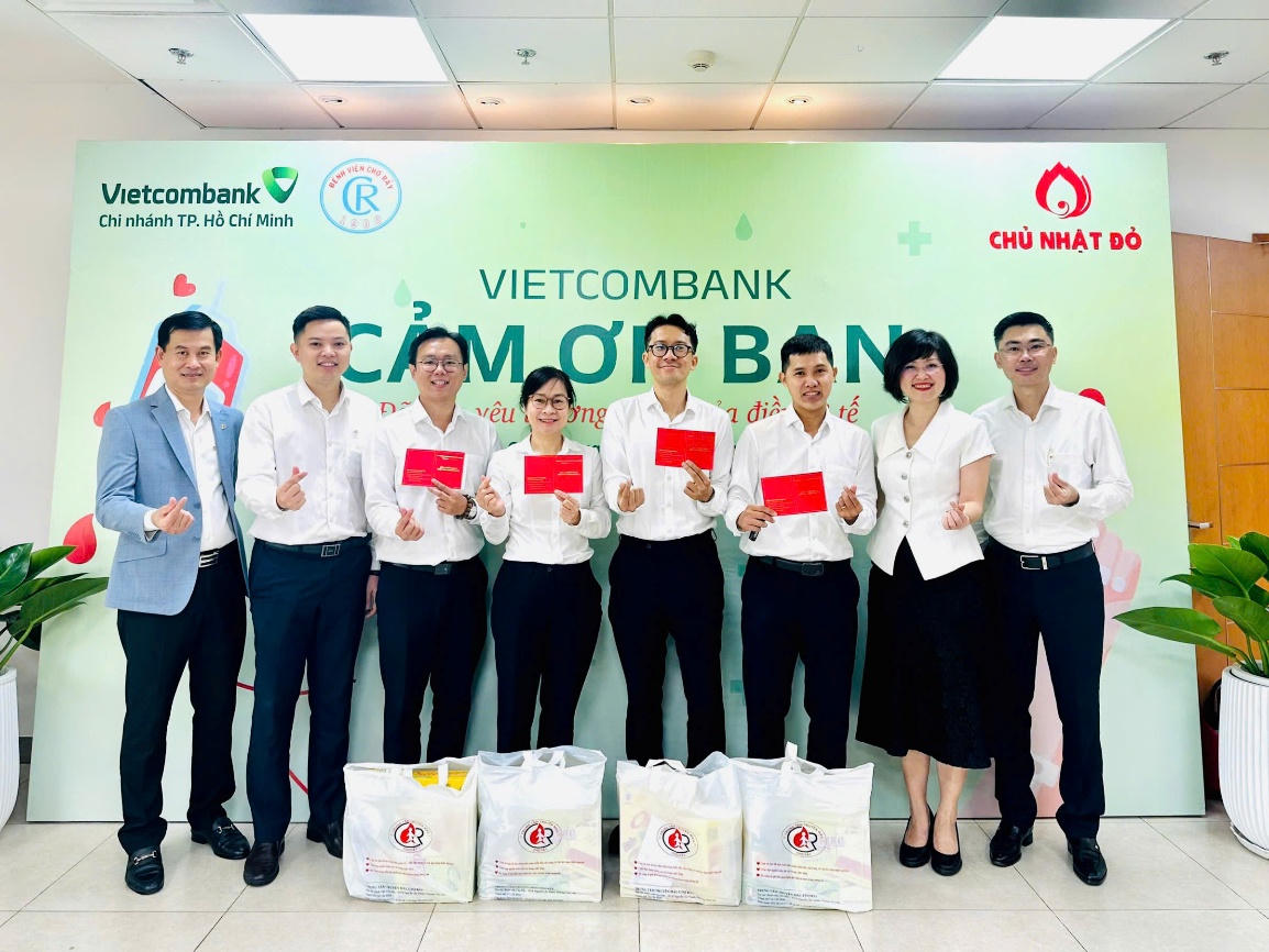 Niềm vui của lãnh đạo, cán bộ, đoàn viên Vietcombank sau khi hoàn thành nghĩa cử hiến máu, chung tay lan tỏa tinh thần “Chủ Nhật Đỏ” trong Tháng Thanh niên.