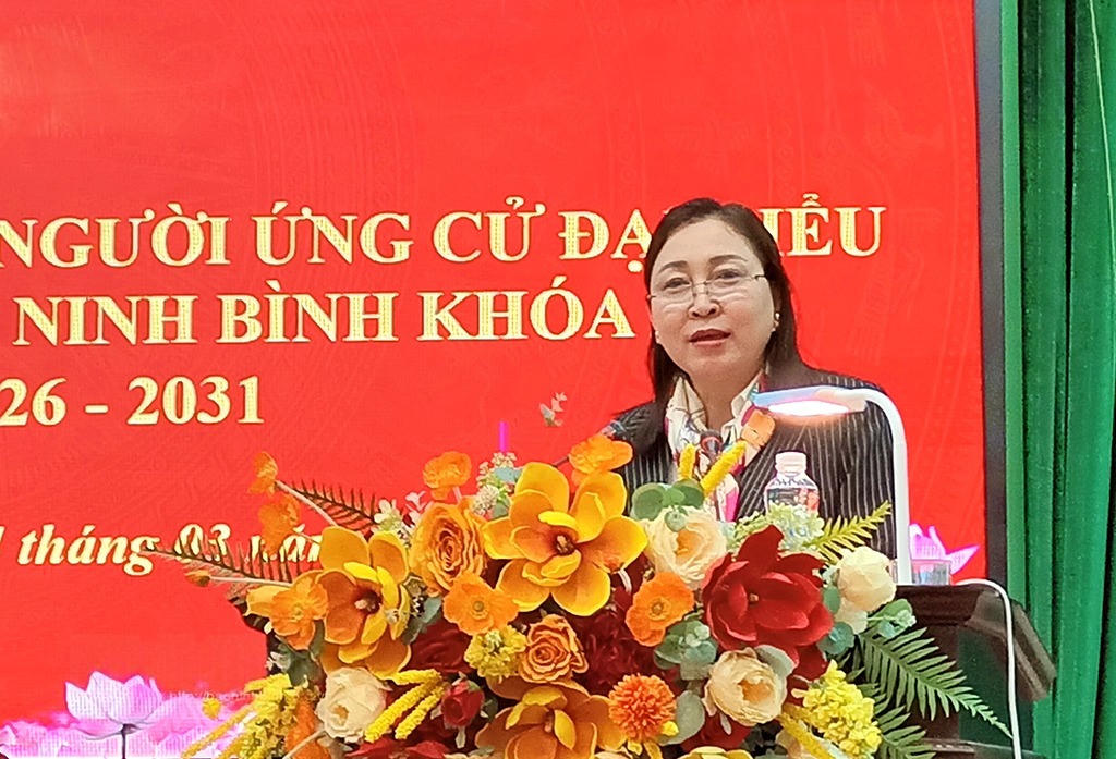 Phó Bí thư Thường trực Tỉnh ủy Đinh Thị Lụa trình bày chương trình hành động. Ảnh: Phạm Hiền