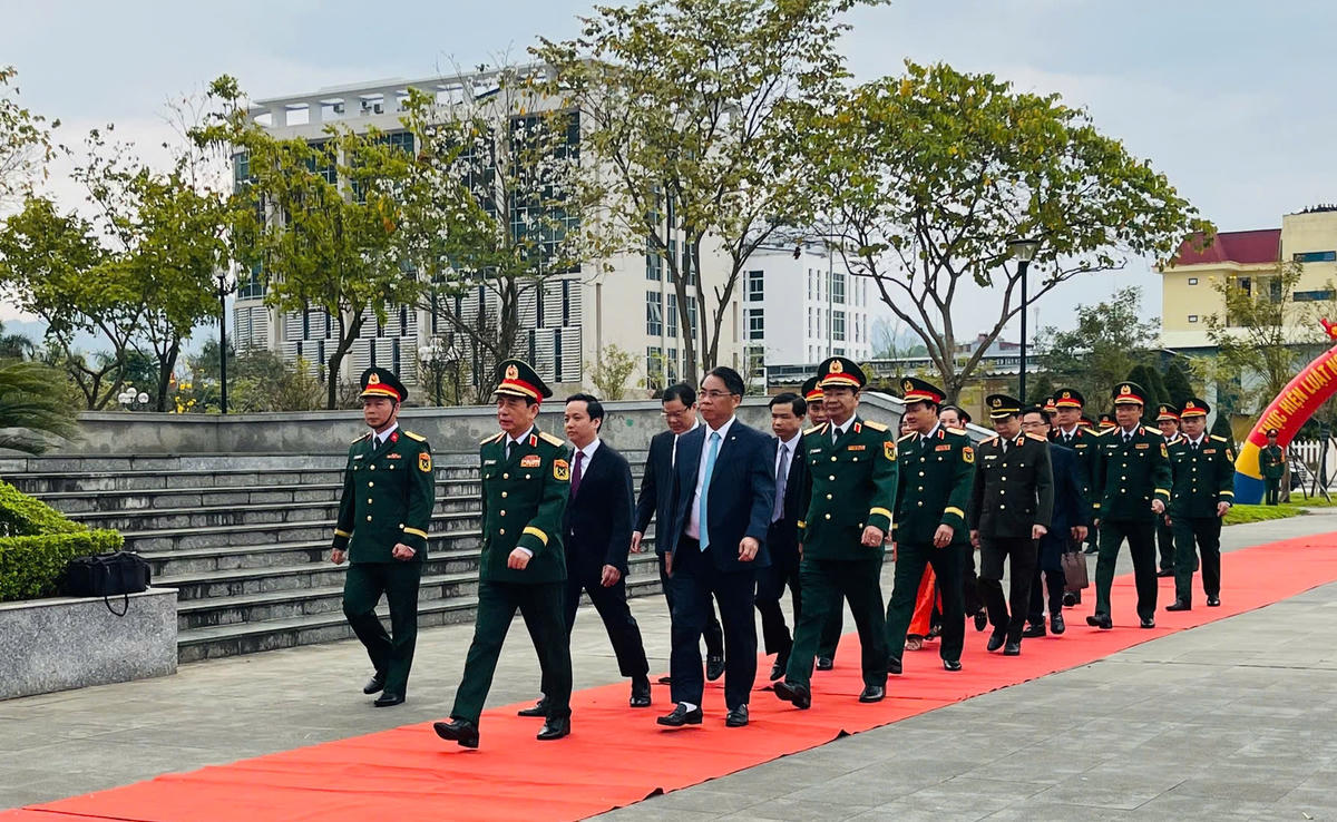 Đại tướng Phan Văn Giang và lãnh đạo tỉnh Cao Bằng có mặt tại buổi lễ giao nhận quân. Ảnh: UBND Phường Thục Phán.