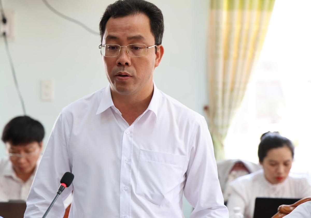 Đại diện lãnh đạo xã Hòa Bắc báo cáo công tác rà soát danh sách cử tri và chuẩn bị khu vực bỏ phiếu. Ảnh X.H