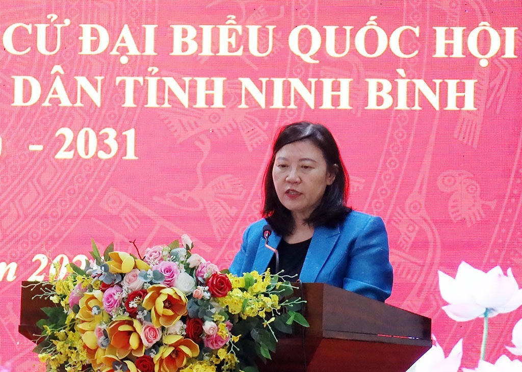 Bà Lê Thị Nga - Phó Chủ nhiệm Thường trực Ủy ban Dân nguyện và Giám sát của Quốc hội trình bày chương trình hành động. Ảnh: Lê Dũng.