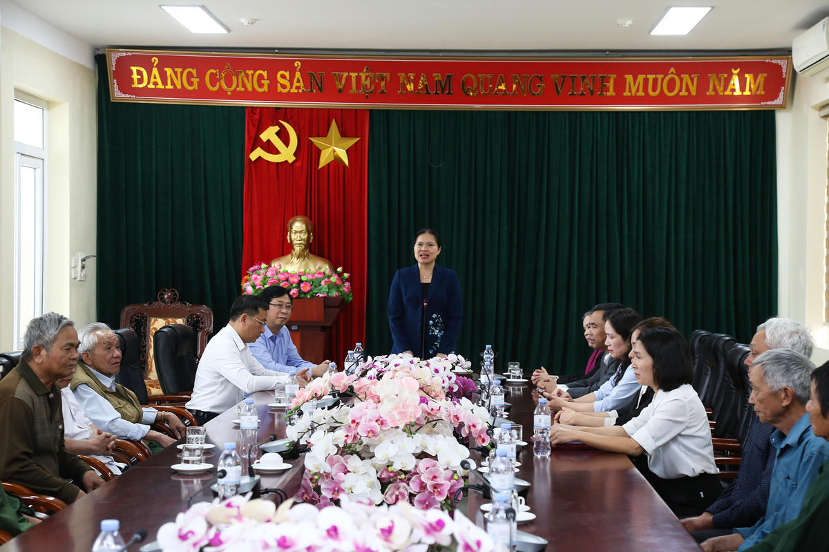 Thay mặt các ứng cử viên, bà Hà Thị Nga cho biết, các vấn đề cử tri quan tâm đều là những nguyện vọng chính đáng, sát thực tiễn địa phương như vấn đề việc làm, lực lượng lao động, nước sạch hay đầu tư hạ tầng điện, mạng viễn thông. Cá nhân bà Hà Thị Nga đánh giá cao xã Tân Uyên đã rất&nbsp;nỗ lực thu hút đầu tư, phát triển kinh tế, tạo công ăn việc làm; đồng thời cho biết với vai trò trách nhiệm của một ứng viên và dù có trở thành đại biểu Quốc hội hay không, cá nhân bà vẫn luôn quan tâm, theo dõi và tranh thủ các diễn đàn để đề xuất các cơ chế, chính sách giúp đồng bào dân tộc thiểu số các tỉnh miền núi như Lai Châu có cuộc sống ấm no, hanh phúc hơn.