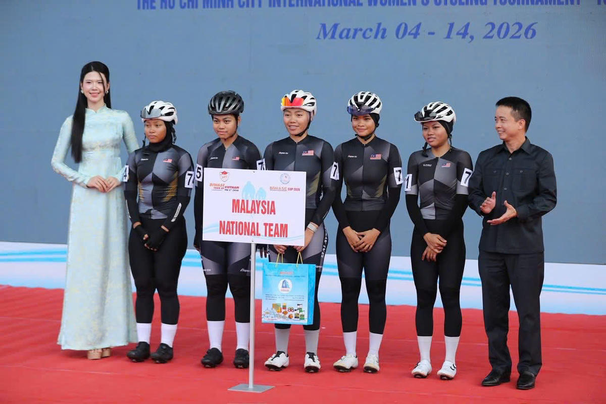 Đại sứ Thể thao và Thời trang của cuộc thi Hoa hậu Việt Nam 2024 Đinh Hoàng Linh Đan cùng các vận động viên. Ảnh: Vân Anh.