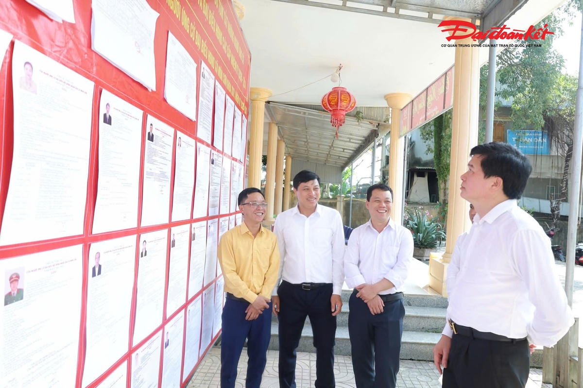 Đoàn kiểm tra công tác&nbsp;tra công tác chuẩn bị bầu cử tại xã Môn Sơn. Ảnh: ĐH