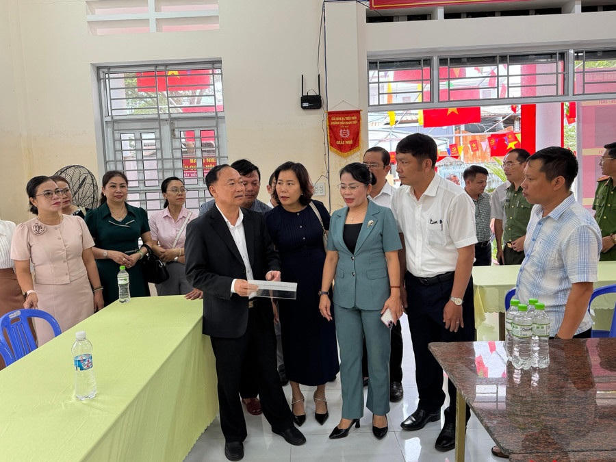 Bí thư Tỉnh ủy Thái Đại Ngọc (bên trái) kiểm tra tại khu vực bỏ phiếu số 9, phường Quy Nhơn Bắc. Ảnh: CV.