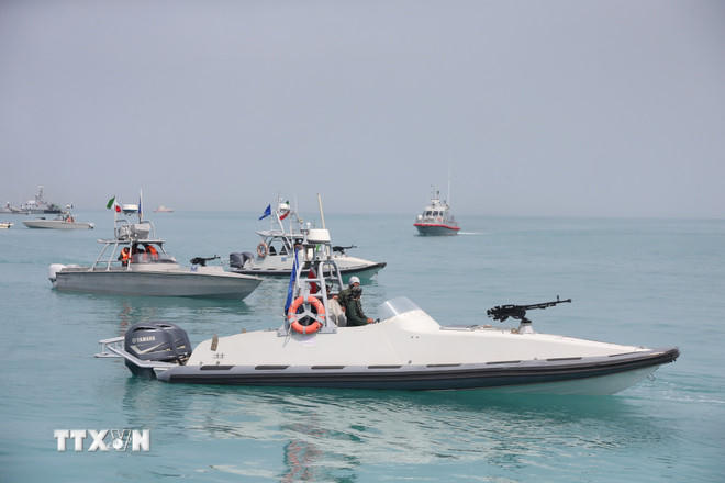 Tàu chiến của Lực lượng Vệ binh Cách mạng Hồi giáo Iran được triển khai tại Vịnh Persian, gần Bushehr, Iran. (Ảnh: THX/TTXVN).