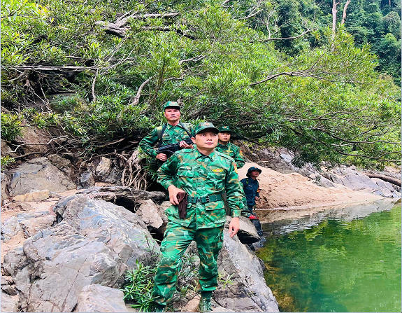 Cán bộ, chiến sĩ Đồn Biên phòng Quảng Nhâm tuần tra, kiểm soát trên tuyến biên giới, bảo đảm tuyệt đối an toàn cho ngày bầu cử sắp tới.