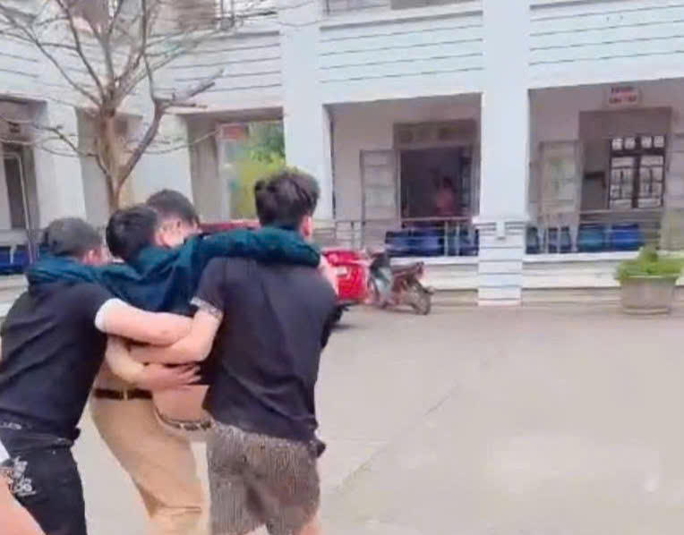 Tổ công tác Đội Cảnh sát giao thông đường bộ số 5 hỗ trợ nạn nhân vào phòng cấp cứu. Ảnh: Công an tỉnh Lào Cai.