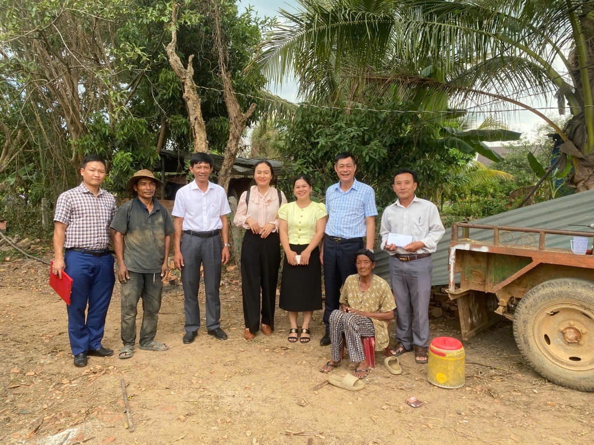 Ông Nguyễn Hoàng Giang, Tỉnh ủy viên, Ủy viên Ban Chấp hành Đảng ủy UBND tỉnh, Bí thư Đảng ủy, Giám đốc Sở Dân tộc và Tôn giáo tỉnh Đắk Lắk quan tâm, thăm hỏi đồng bào dân tộc thiểu số trên địa bàn