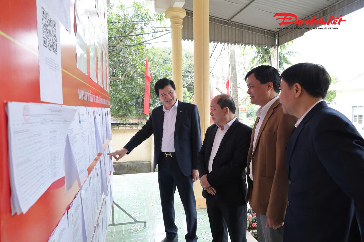 Đoàn công tác của Uỷ ban MTTQ tỉnh Nghệ An kiểm tra công tác niêm yết danh sách cử tri, danh sách ứng cử viên đại biểu. Ảnh: ĐB