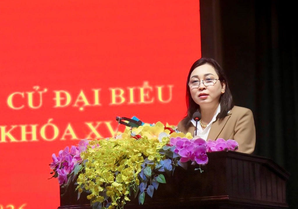 Phó Bí thư Thường trực Tỉnh ủy Đinh Thị Lụa trình bày chương trình hành động trước cử tri. Ảnh: Phạm Hiền.