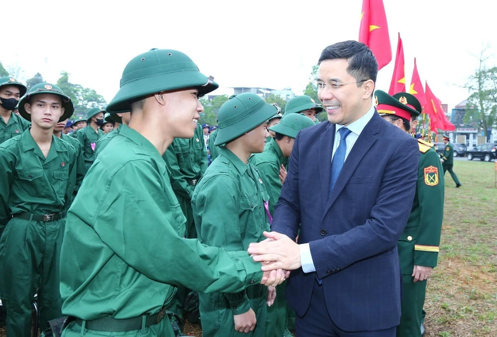 Phó Bí thư Thường trực Tỉnh ủy Nguyễn Hồng Phong bắt tay, động viên các tân binh trước giờ nhập ngũ. Ảnh: Quốc Hương