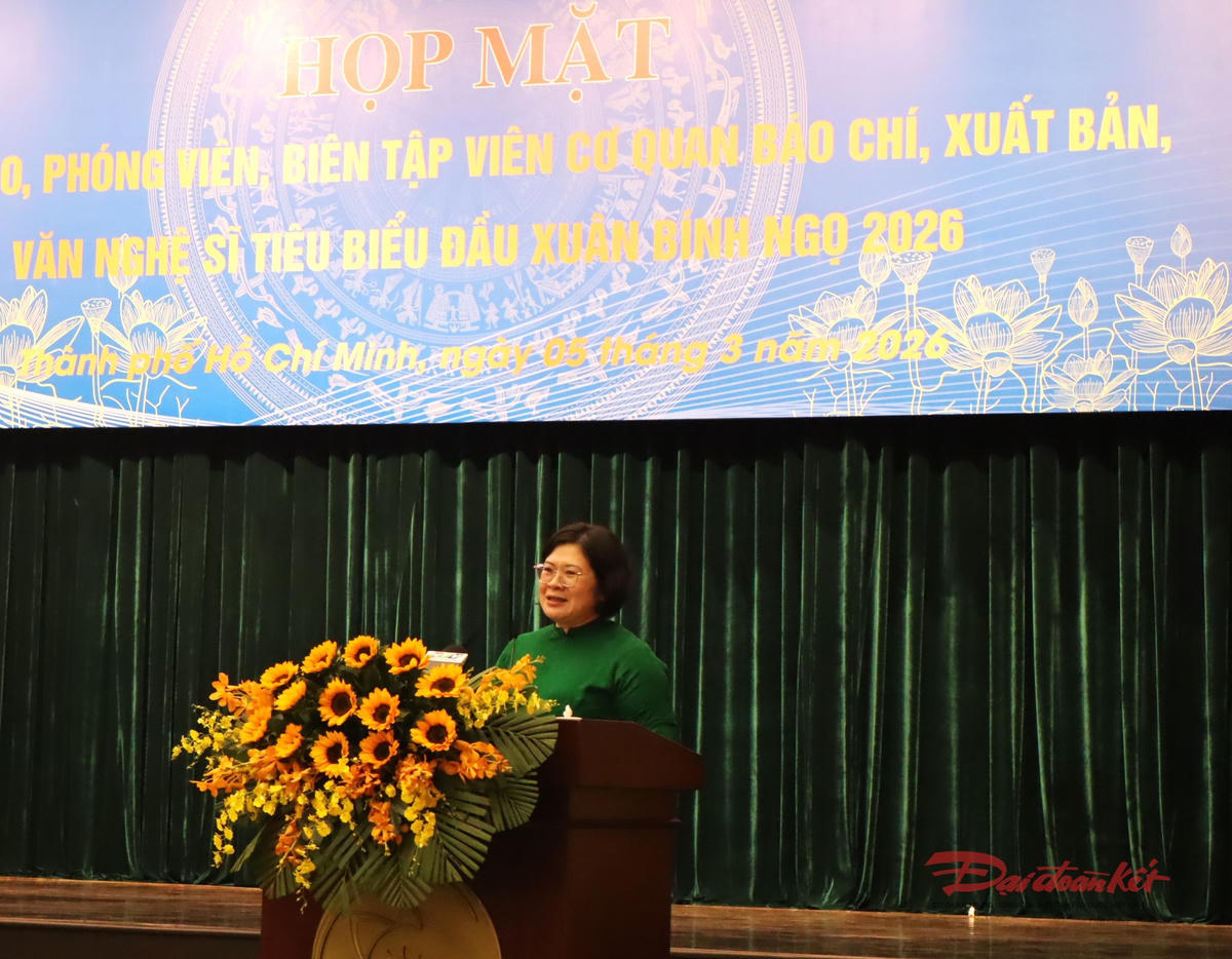 Phó Bí thư Thành uỷ TP Hồ Chí Minh Văn Thị Bạch Tuyết phát biểu tiếp thu, ghi nhận các ý kiến tại buổi họp mặt. Ảnh: Hồng Phúc.