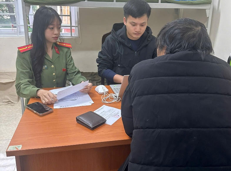 Cơ quan Công an làm việc với trường hợp vi phạm.