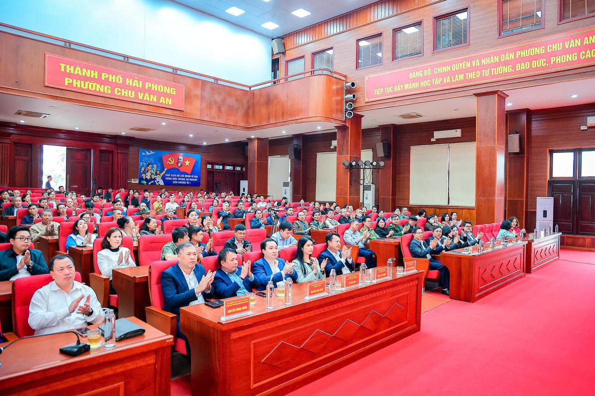 Hội nghị được tổ chức trực tiếp tại điểm cầu chính và kết nối trực tuyến tới 10 phường, xã tại Hải Phòng. Ảnh: PT.&nbsp;