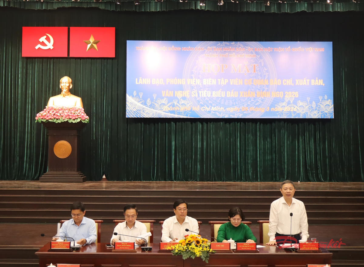 Các lãnh đạo TP Hồ Chí Minh chủ trì buổi họp mặt. Ảnh: Hồng Phúc.