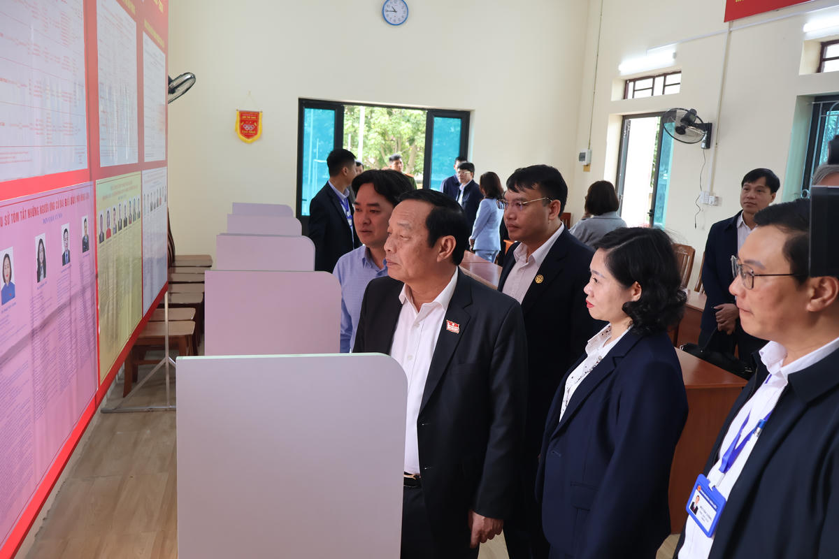 Ông Lê Văn Hiệu, Phó Bí thư Thành ủy, Chủ tịch HĐND thành phố, Chủ tịch Ủy ban bầu cử thành phố Hải Phòng kiểm tra khu vực bỏ phiếu thuộc phường Trần Liễu. Ảnh: Nguyễn Hạnh.