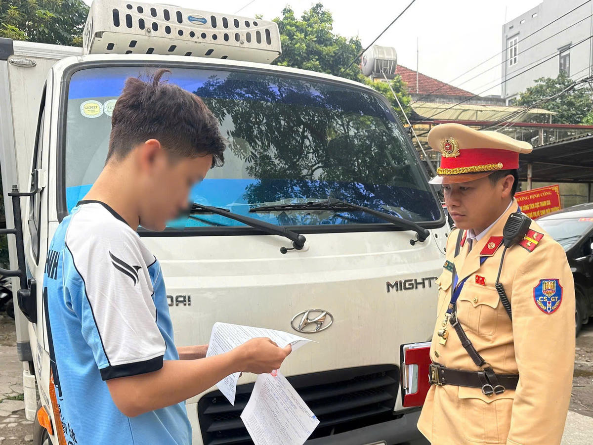 Tài xế xe tải xuất trình giấy chấp thuận mua trên mạng cho CSGT khi bị kiểm tra.