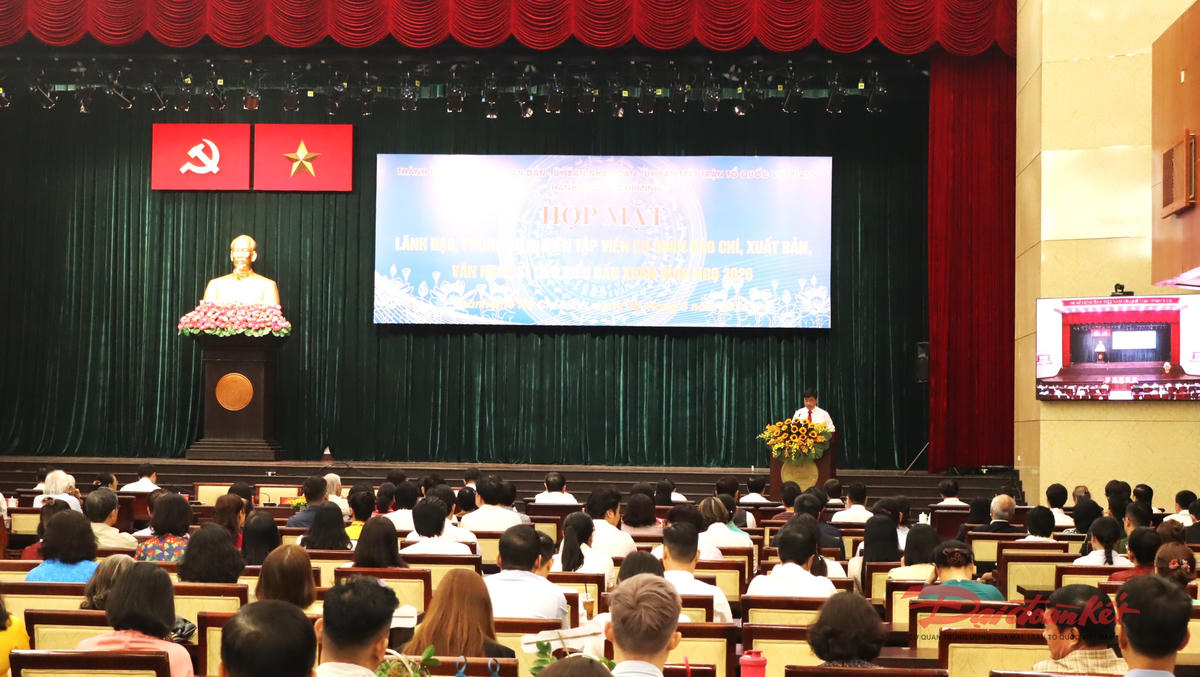 Quang cảnh buổi họp mặt báo chí, văn nghệ sĩ tiêu biểu TP Hồ Chí Minh sáng 5/3. Ảnh: Hồng Phúc.