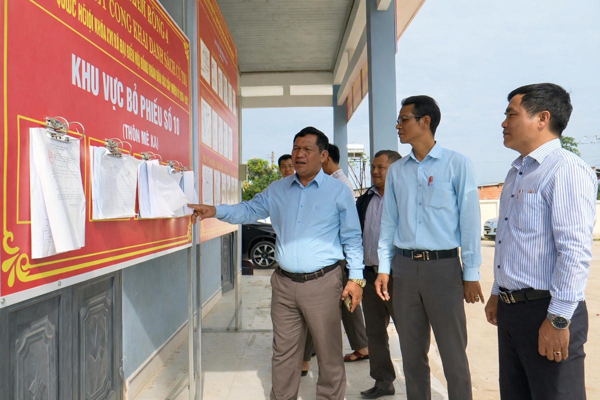 
Ông K’ Mák, Phó Chủ tịch HĐND tỉnh Lâm Đồng cùng đoàn công tác kiểm tra, danh sách cử tri được niêm yết công khai, minh bạch tại các điểm bầu cử. Ảnh CT
