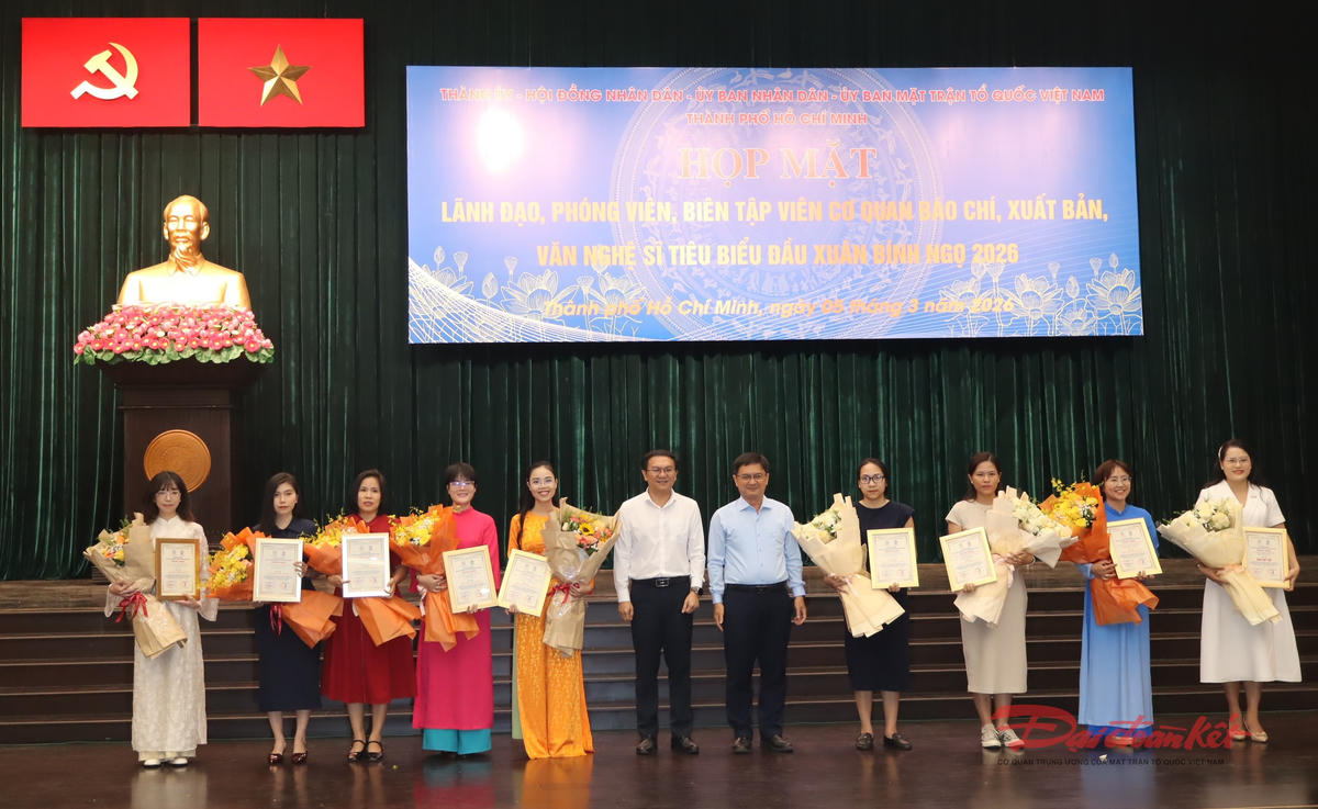 Phóng viên Thanh Giang (Báo Đại đoàn kết) nhận giải Khuyến khích&nbsp;Giải thưởng Báo chí TP Hồ Chí Minh viết về Nghị quyết số 57-NQ/TW. Ảnh: Hồng Phúc.