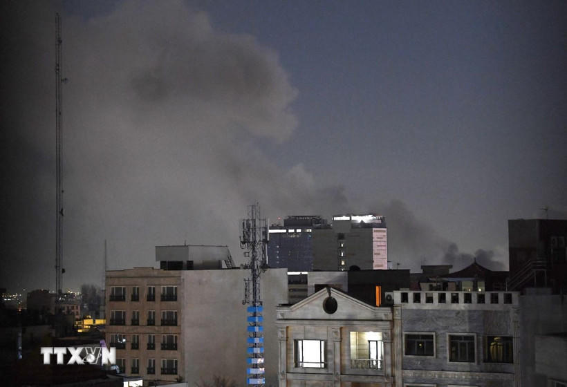 Khói bốc lên sau vụ tấn công tại Tehran, Iran, ngày 1/3/2026. (Ảnh: THX/TTXVN).