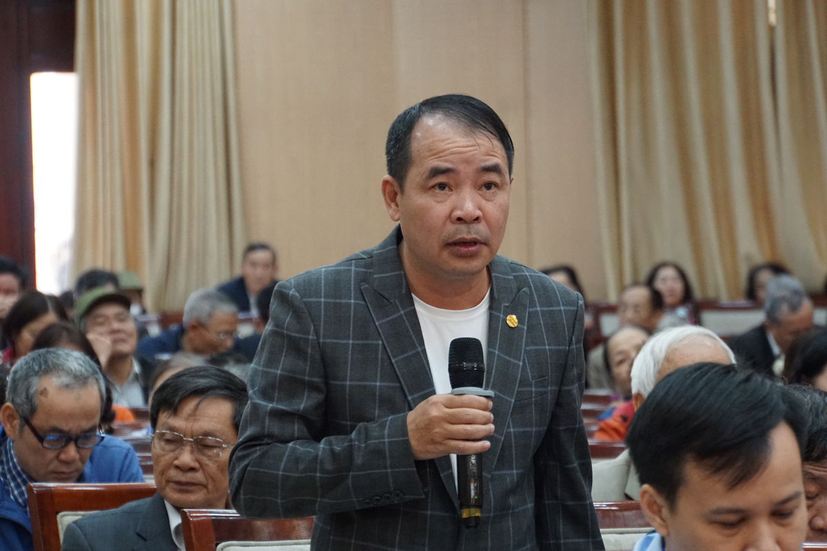 Cử tri phường Hải Dương&nbsp;bày tỏ sự kỳ vọng vào những cam kết và chương trình hành động mà các ứng viên đã đề ra. Ảnh: PT.&nbsp;