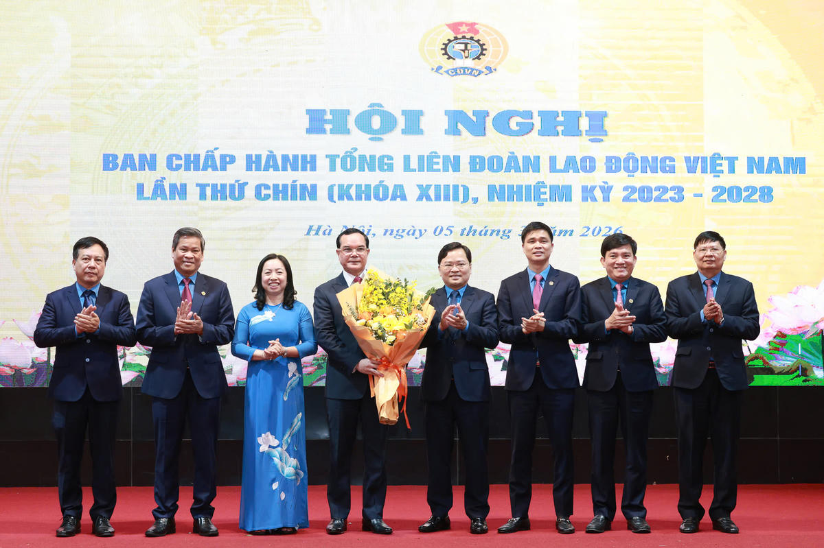 Lãnh đạo Tổng LĐLĐ Việt Nam tặng hoa chia tay ông Nguyễn Đình Khang. Ảnh: Hải Nguyễn