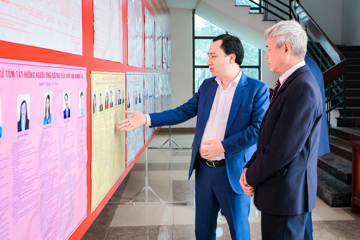 Ông Vũ Văn Tiến, Trưởng Ban Tuyên giáo Cơ quan UBTƯ MTTQ Việt Nam chia sẻ với cử tri phường Chu Văn An về ý nghĩa của cuộc bầu cử sắp tới. Ảnh: PT.