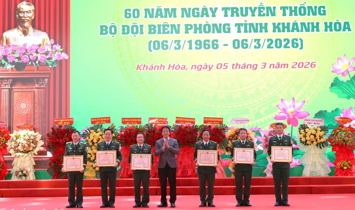 Ông Nguyễn Long Biên, Phó Chủ tịch Thường trực UBND tỉnh Khánh Hòa, trao Bằng khen cho các tập thể, cá nhân có thành tích xuất sắc trong thực hiện các nhiệm vụ công tác biên phòng, góp phần bảo vệ vững chắc chủ quyền, an ninh biên giới biển, đảo. Ảnh X.H.