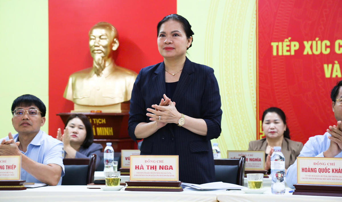 Trong quá trình tiếp xúc cử tri, bà Hà Thị Nga luôn lắng nghe, thấu hiểu tâm tư cử tri vùng cao Lai Châu.