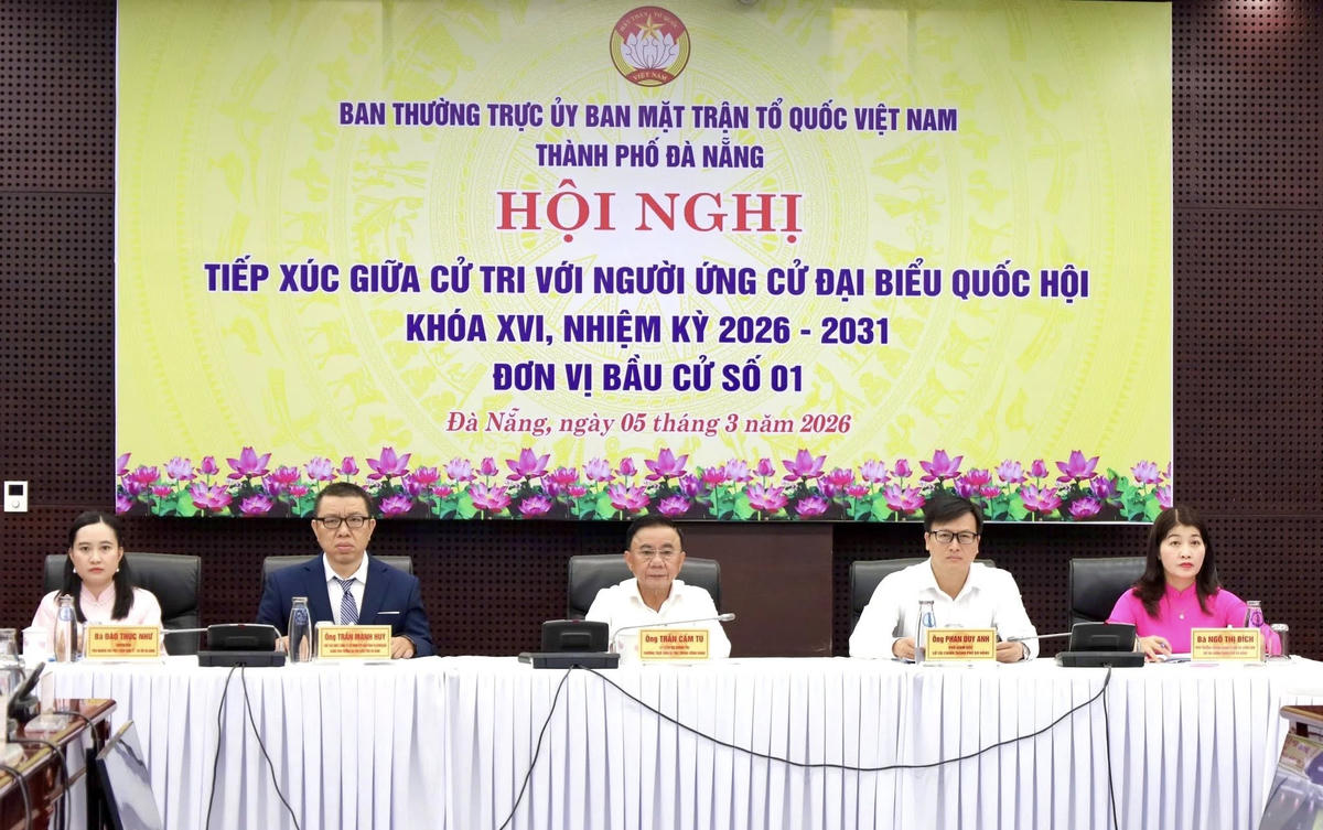 Từ trái sang: bà Đào Thục Như, ông Trần Mạnh Huy, ông Trần Cẩm Tú, ông Phan Duy Anh, bà Ngô Thị Bích. Ảnh: Thu Vui.