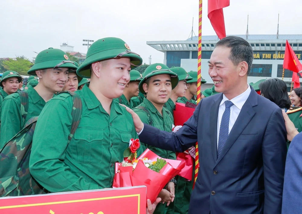 Phó Bí thư Tỉnh ủy, Chủ tịch Ủy ban MTTQ tỉnh Trịnh Tuấn Sinh động viên tân binh lên đường nhập ngũ. Ảnh: Lê Hợi