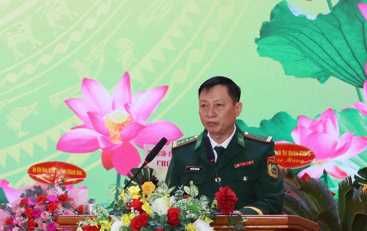 Đại tá Nguyễn Doãn Hòa, Phó Chính ủy Bộ Chỉ huy Quân sự tỉnh, Chính ủy Ban Chỉ huy Bộ đội Biên phòng tỉnh Khánh Hòa đọc diễn văn kỷ niệm. Ảnh X.H